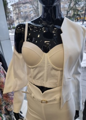 Бюстие бяло с чашки