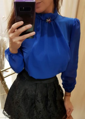 Блуза в синьо с брошка