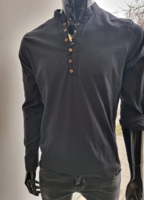 Черна риза с попска яка