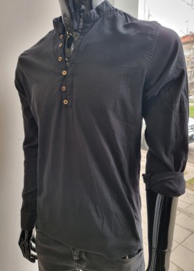 Черна риза с попска яка