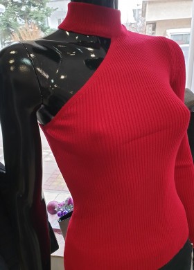 Червена блуза с голо рамо