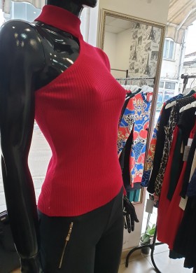 Червена блуза с голо рамо