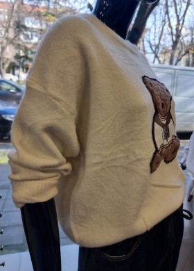 Пуловер бял с Мече