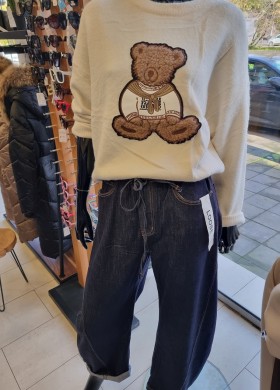 Пуловер бял с Мече