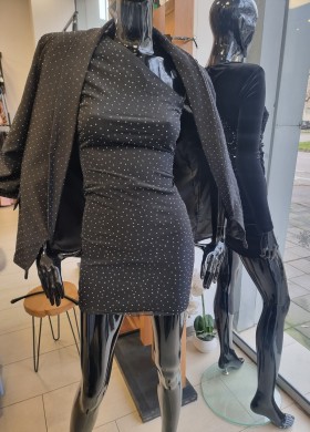 Рокля с камъни и един ръкав