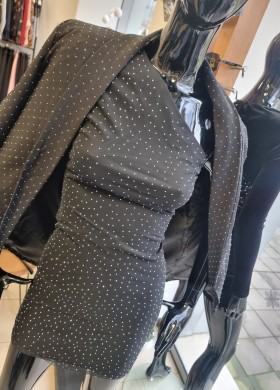 Рокля с камъни и един ръкав