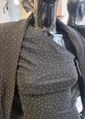 Рокля с камъни и един ръкав