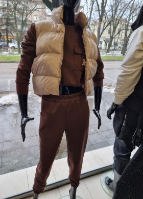 Спортен екип в кафяво