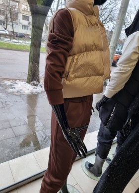 Спортен екип в кафяво